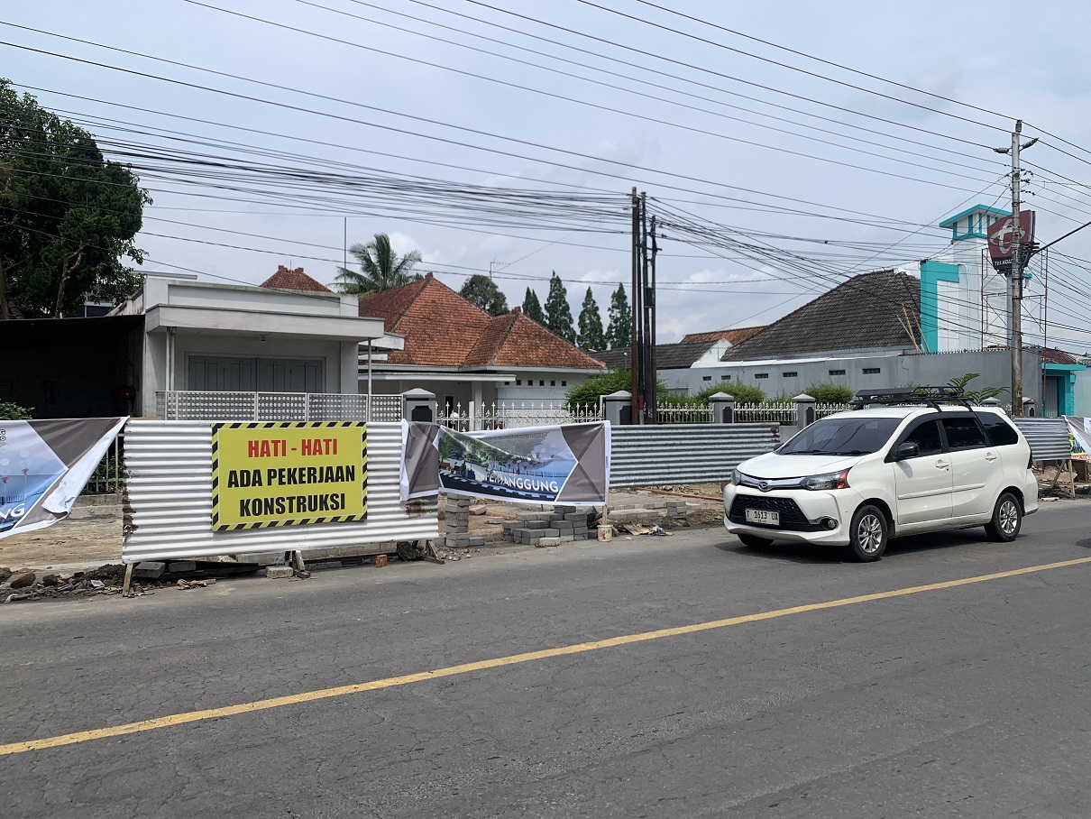 Progres pembangunan city walk yang masih setengah jalan terus dikebut oleh para pekerja.