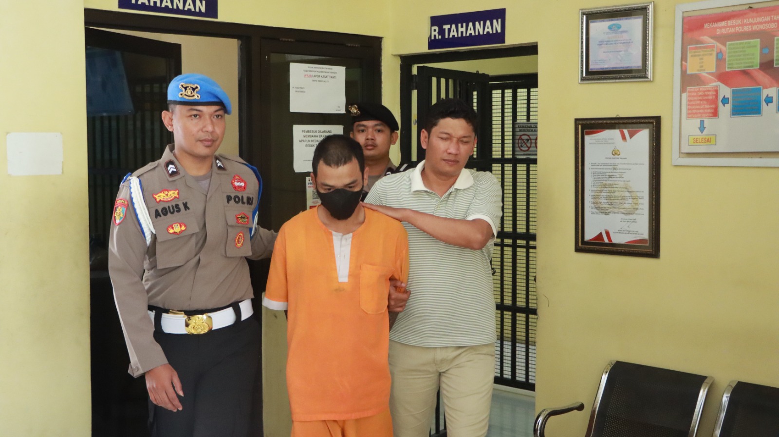 Tersangka pemerasan warga Kalikajar digelandang petugas Polres Wonosobo.