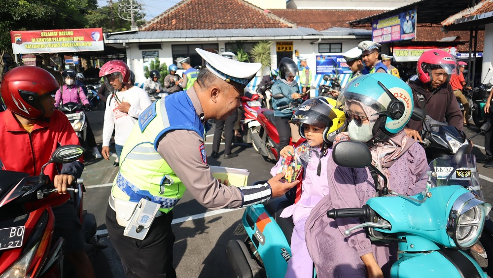 Operasi Zebra Candi di Polres Magelang Kota tidak hanya menindak pelanggaran, tapi anggota juga memberikan imbauan dan memberikan bingkisan ke anak-anak yang tertib memakai helm.
