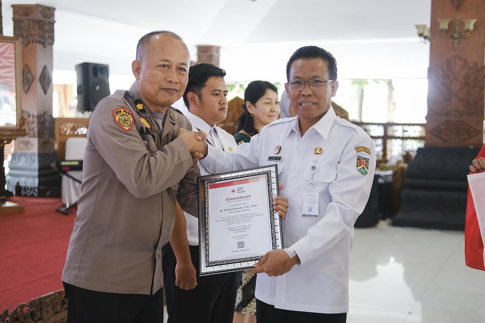 Pj. Sekda Kota Magelang Larsita menyerahkan penghargaan kepada para donor darah sukarela yang rutin menyumbangkan darahnya.