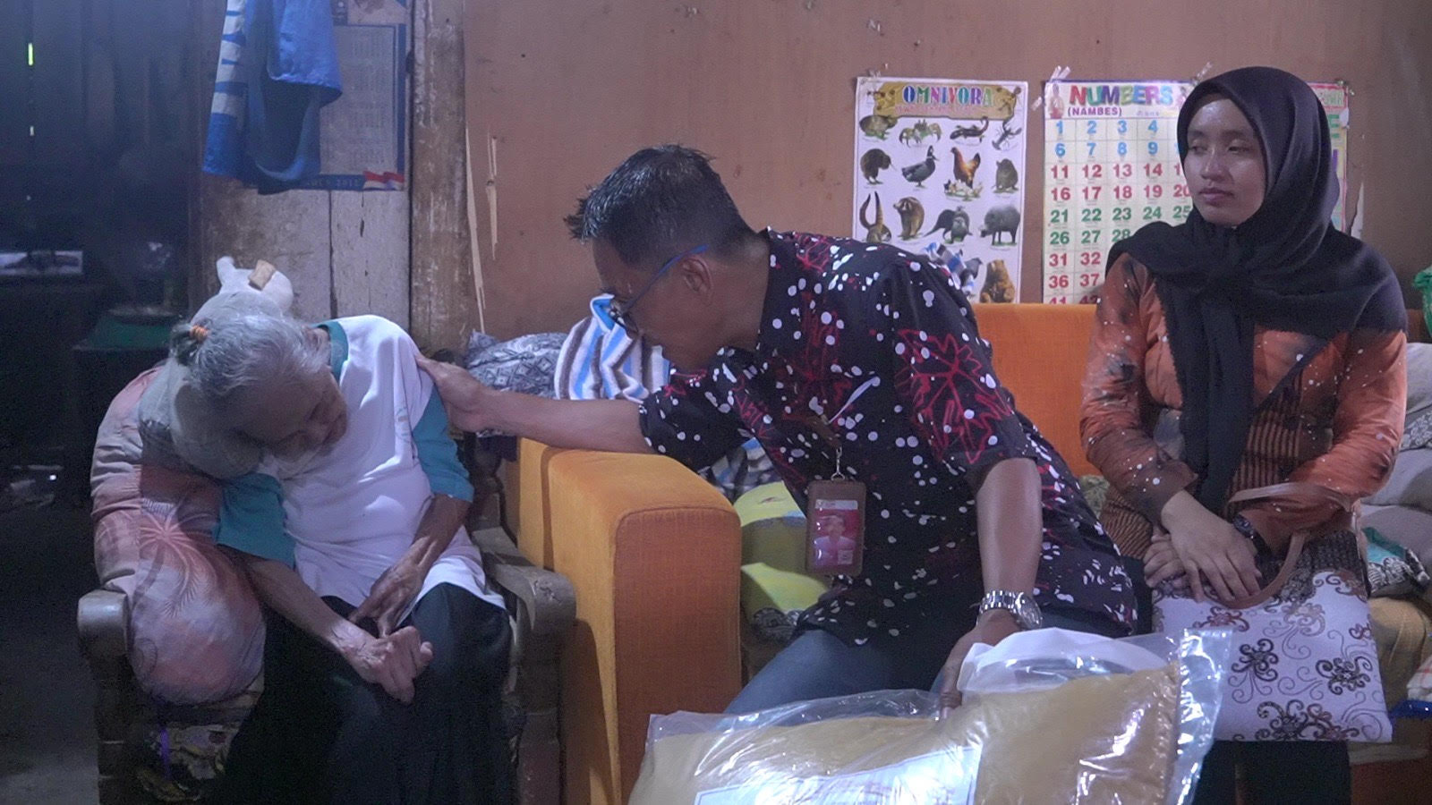 Penyaluran bantuan atensi bagi penyandang disabilitas dan kelompok rentan di Sentra Terpadu Kartini Temanggung.