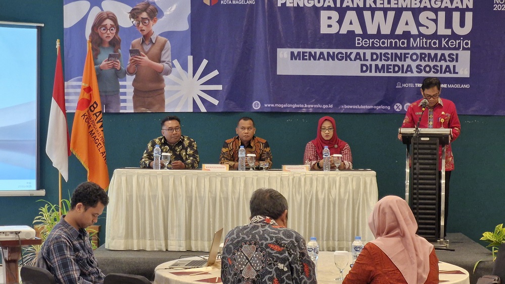 Bawaslu Kota Magelang menggandeng mitra untuk menghadapi disinformasi di media sosial, Kamis (27/11/2025).