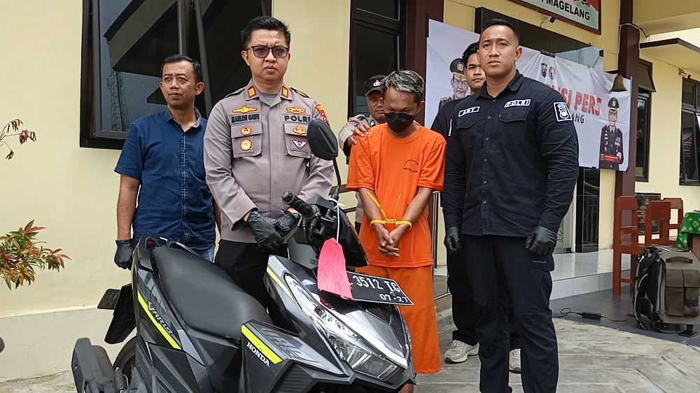 Pelaku pencurian emas, WW, berhasil dibekuk apparat Polsek Mungkid saat gelar perkara, Kamis (27/11/2025).