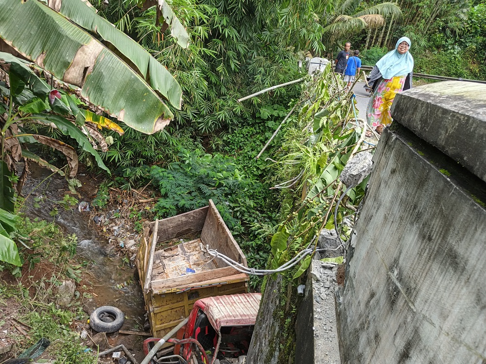 Diduga rem blong, truk tanpa muatan bernopol  BM 9537 DF terjun ke sungai di Jalan Blabak-Candimulyo, Kabupaten Magelang Kamis (27/11/2025) sekitar pukul 10.15.