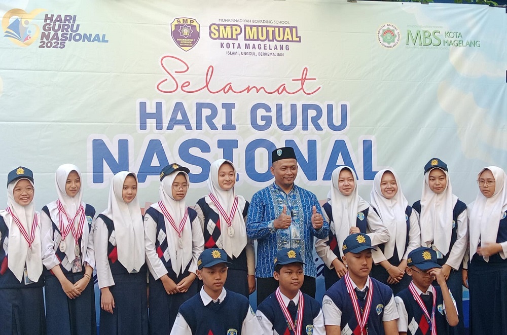 Kepala SMP Mutual Ahmad Haryanto berfoto bersama siswa setelah menyerahkan medali hasil kejuaraan Jumbara yang diserahkan pada momen Hari Guru Nasional.
