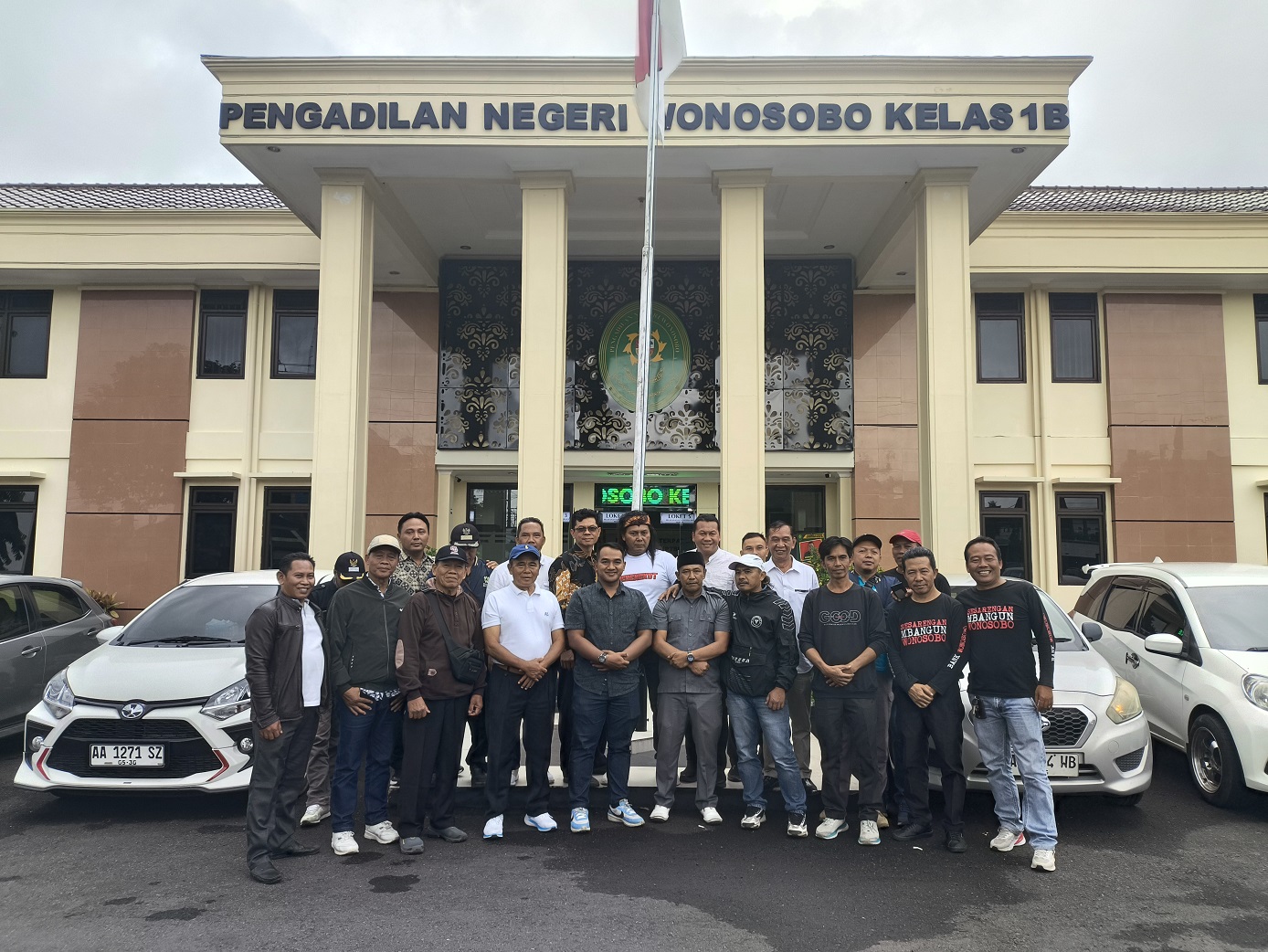 Pengurus Paguyuban Kepala dan Perangkat Desa Kabupaten Wonosobo (PKKW) gelar aksi solidaritas di Pengadilan Negeri (PN) setempat, Kamis (27/11) siang