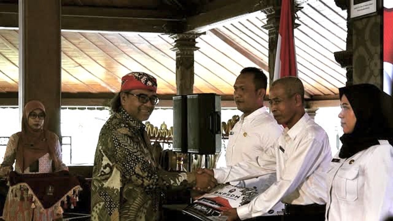 Bupati Temanggung Agus Setyawan menyerahkan SK PPPK paruh waktu di Pendopo Pengayoman, Kamis (27/11/2025).