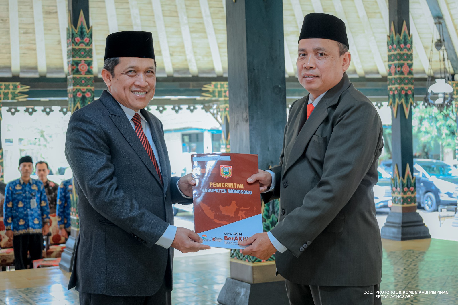Bupati Wonosobo Afif Nurhidayat menyerahkan dokumen kepada Satriyatmo yang dilantik sebagai Staf Ahli Bidang Pemerintahan, Hukum dan Politik, Kamis (27/11/2025).