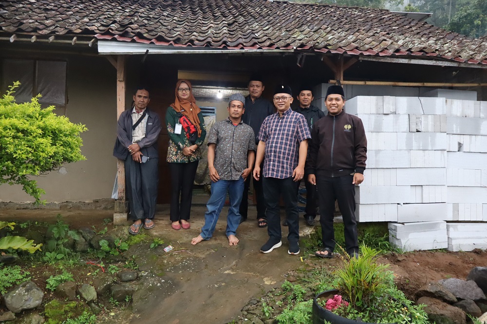 Anggota DPR RI Fraksi PDI Perjuangan Wibowo Prasetyo melakukan visitasi pelaksanaan Program Rumah Sejahtera Terpadu (RST) dari Kementerian Sosial di dua lokasi di Kabupaten Magelang.