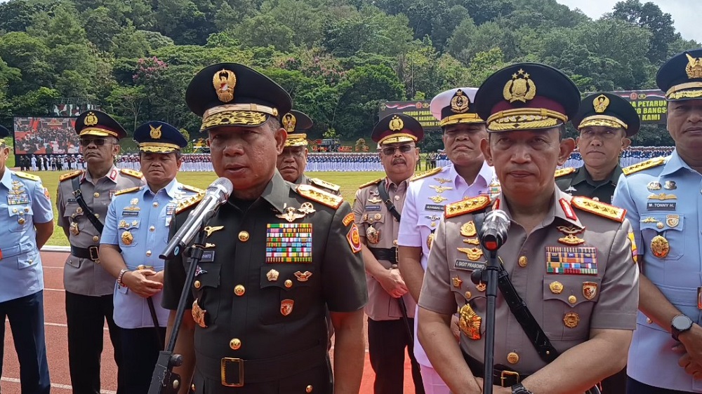 Panglima TNI Jenderal TNI Agus Subiyanto dan Kapolri Jenderal Polisi Listyo Sigit Prabowo memberi keterangan pers.