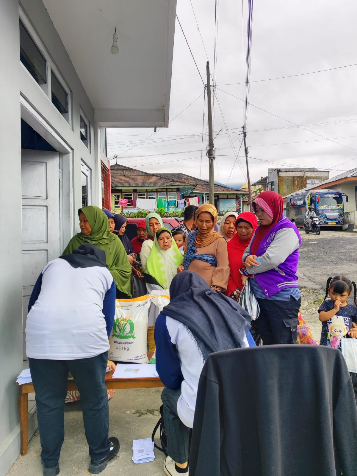Penyaluran bantuan pangan beras dan minyak goreng yang diadakan oleh Perum Bulog Cabang Magelang.