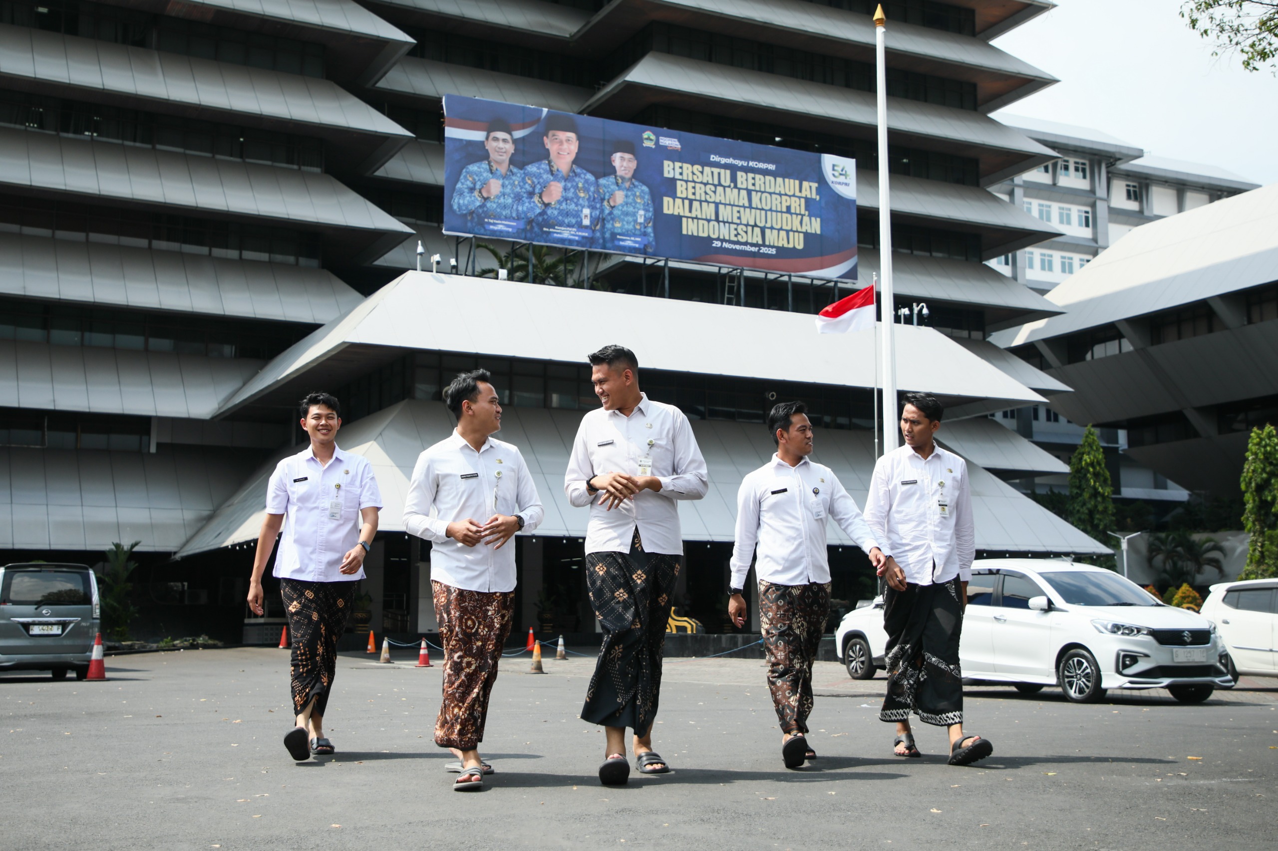 Setiap Jumat, ASN Pemprov Jateng diwajibkan mengenakan sarung batik.