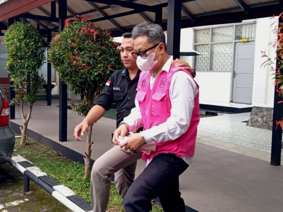 PNS Kota Magelang yang menjadi tersangka pengadaan APAR telah mengenakan rompi pink.