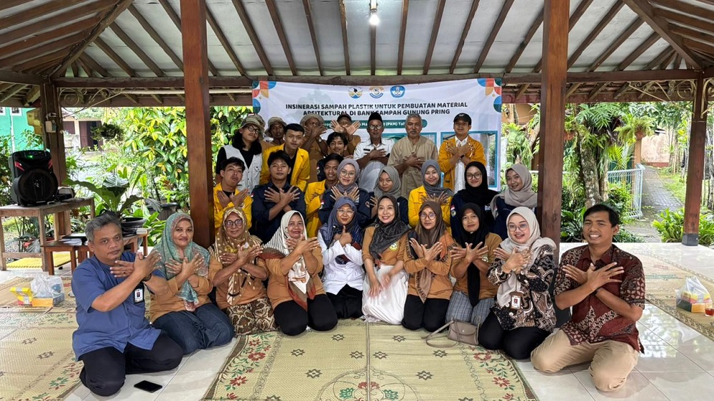 Tim PKM Universitas Tidar bersama pengurus dan anggota Bank Sampah Darlingsih, Kepala Desa Gunungpring, perwakilan perangkat desa, serta mahasiswa Program Merdeka Belajar Kampus Merdeka (MBKM) Untidar