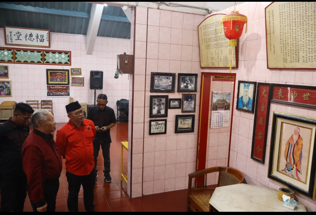 Anggota Fraksi PDI Perjuangan Wibowo Prasetyo saat kunjungan di Kelenteng Hok Tek Tong Parakan, Temanggung, Jumat (28/11/2025).