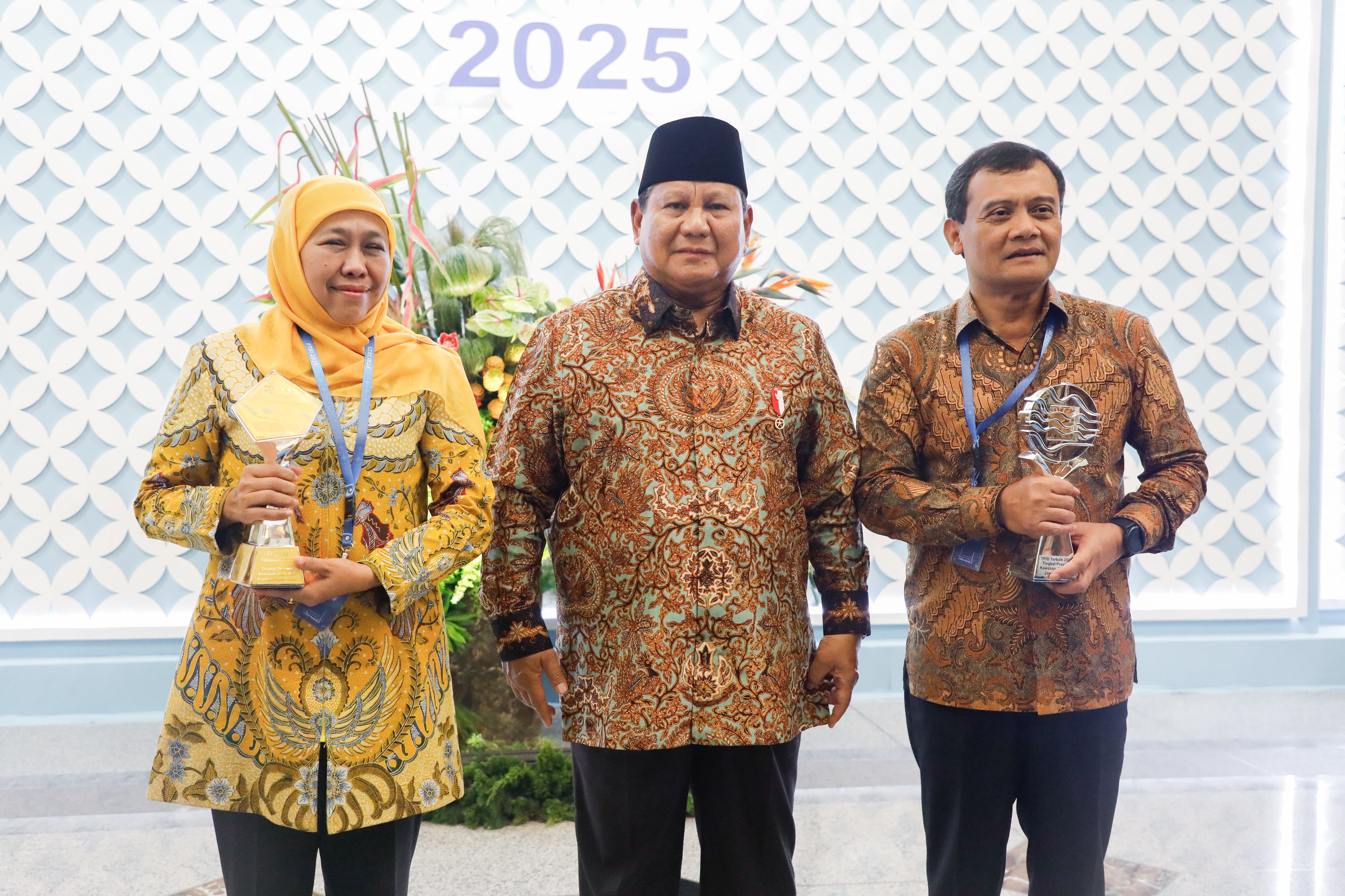Gubernur Jateng Ahmad Luthfi bersama Presiden Prabowo dan Gubrnur Jatim Khofifah Indar Parawansa usai menerima penghargaan dalam acara pertemuan Bank Indonesia dan Rakornas Pengendalian Inflasi.