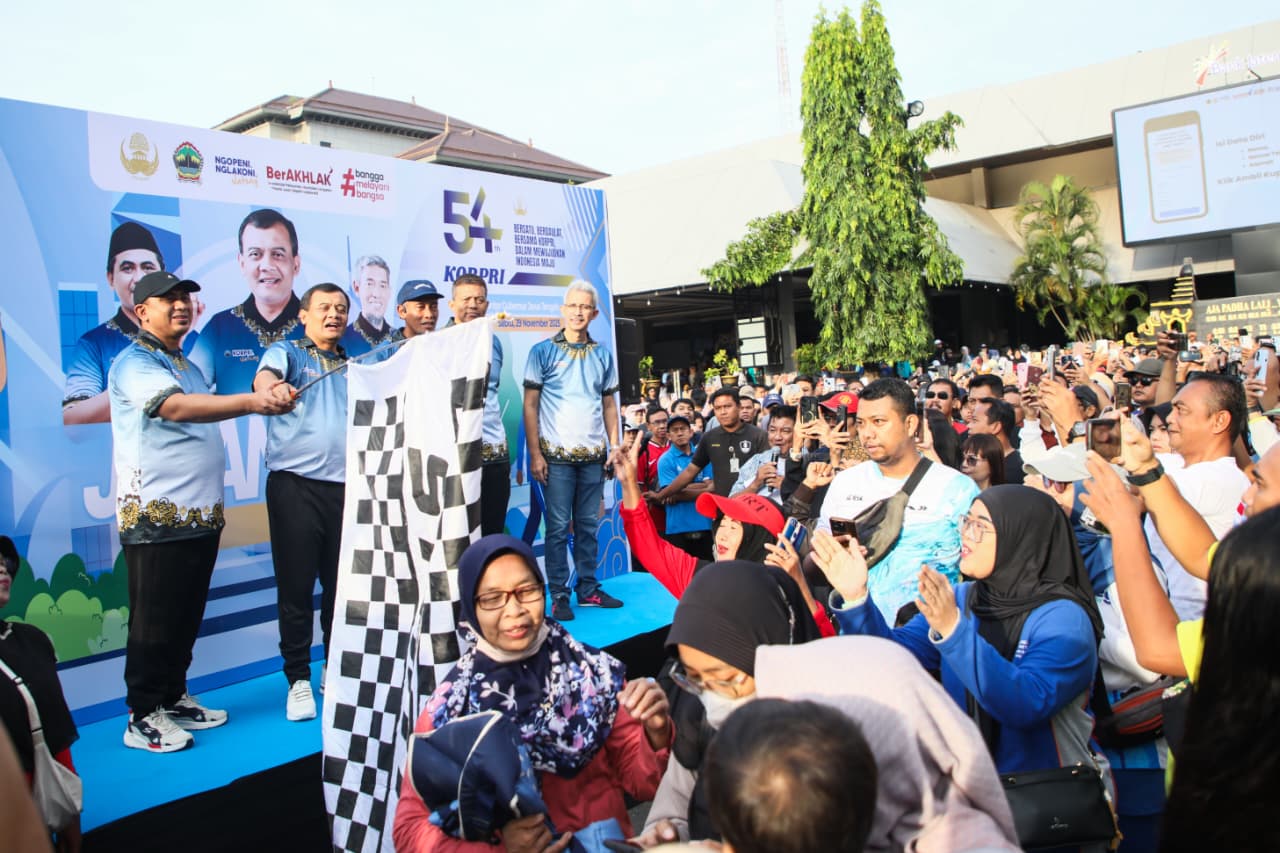 Gubernur Ahmad Luthfi dan Wagub Taj Yasin melepas jalan sehat HUT ke-54 Hari Korpri, Sabtu (29/11/2025).