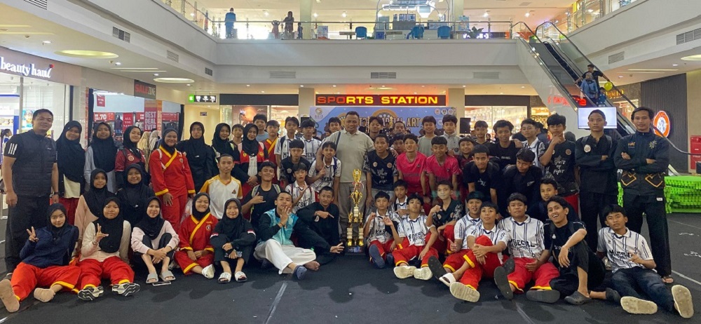 Para atlet beladiri Tapak Suci Putra Muhammadiyah (STPM) SMP Mutual berfoto bersama setelah meraih juara umum.
