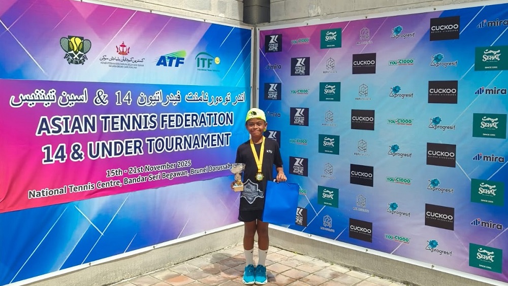 Ammar Althaaf Badruzzaman&nbsp;memegang trofi&nbsp;Asian Tennis Federation (ATF) di Bandar Seri Begawan, Brunei Darussalam.&nbsp;