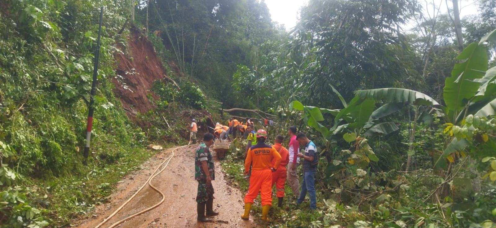 Petugas BPBD Temanggung saat penanganan bencana di Kabupaten Temanggung