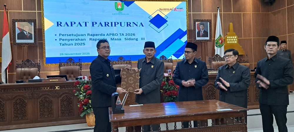 DPRD Kabupaten Magelang bersama eksekutif menyepakati Raperda tentang APBD Kabupaten Magelang Tahun 2026. Persetujuan tertuang dalam Rapat Paripurna yang digelar di Gedung DPRD, Jumat (28/11/2025).