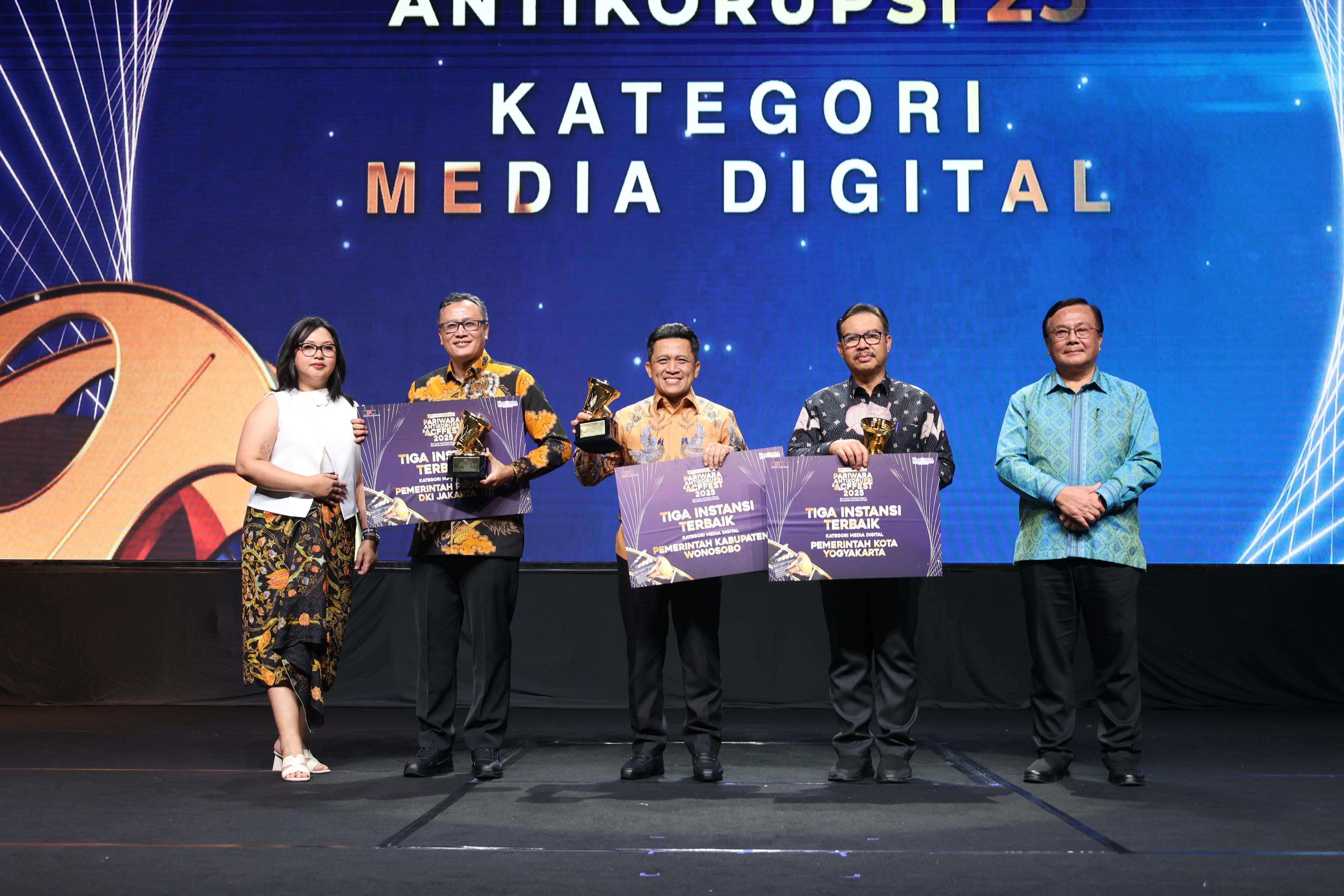 Bupati Wonosobo Afif Nurhidayat menerima penghargaan di ajang Apresiasi Pariwara Antikorupsi dan Anti-Corruption Film Festival (ACFFest) 2025 yang digelar KPK,  Jumat (28/11/2025),