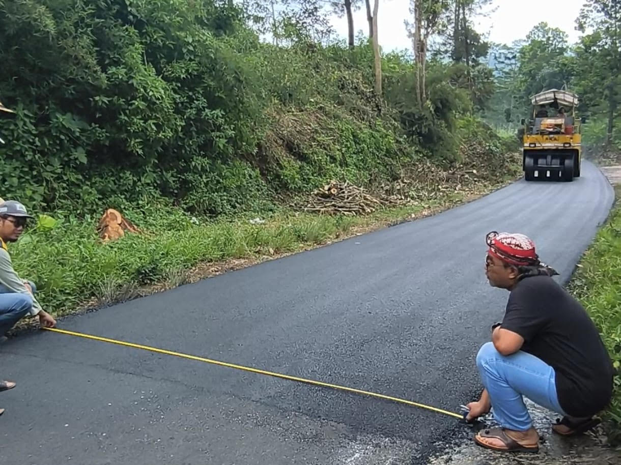 Bupati Temanggung Agus Setyawan (kanan) mengecek Jalan Rowoseneng-Tlogopucang yang dikeluhkan warga bertahun-tahun karena rusak, Minggu (30/11/2025).