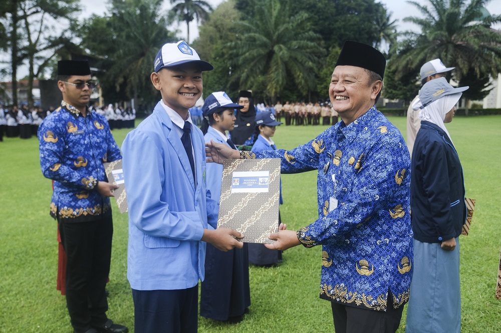 Wakil Wali Kota Magelang Dokter Sri Harso memberikan penghargaan kepada pelajar berprestasi, Senin (1/12/2025).  &nbsp;