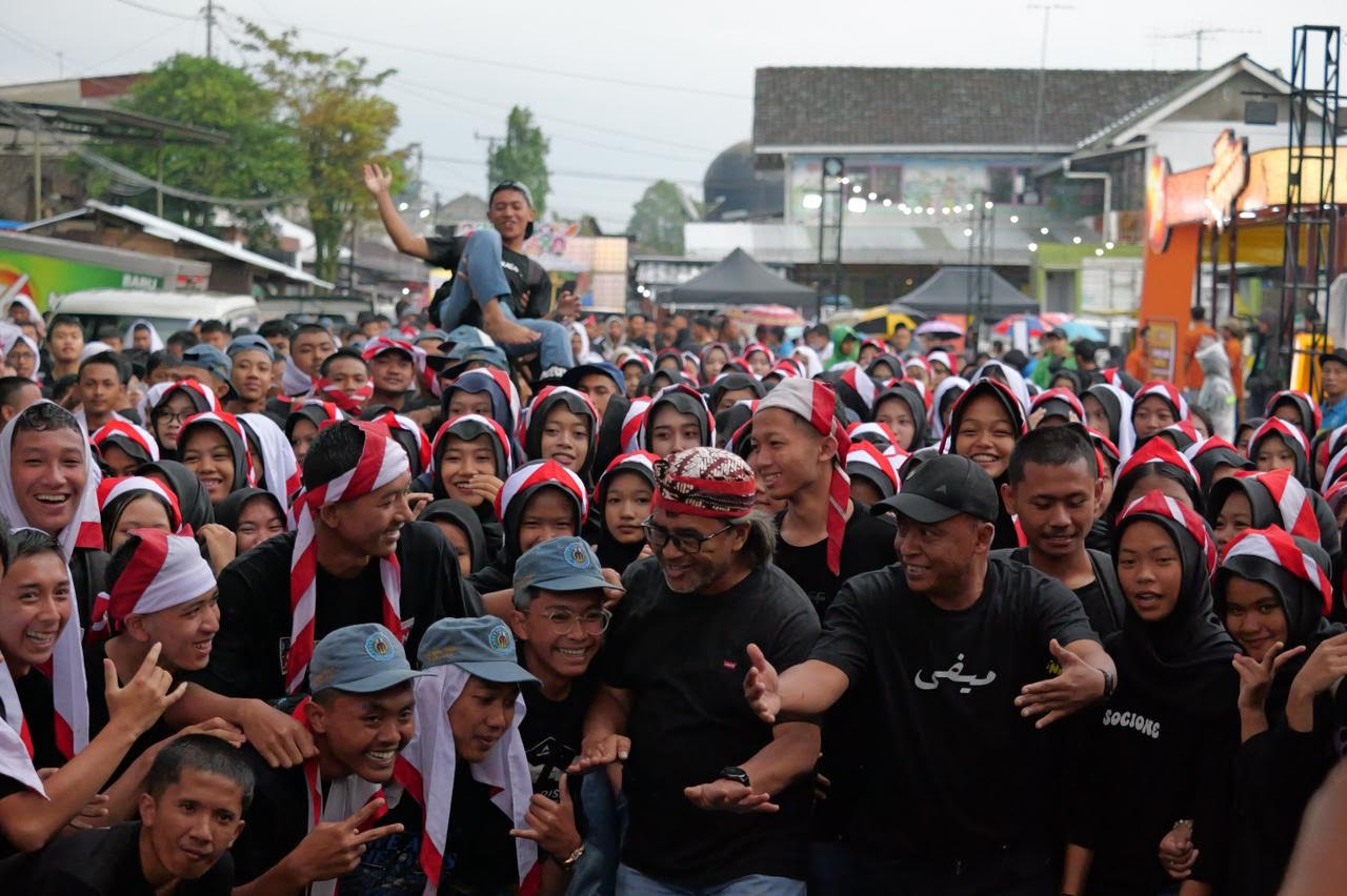 Para siswa dengan semangat menari Soreng bersama Bupati Temanggung Agus Setyawan di event Parakan Night Festival (29-30/11/2025).