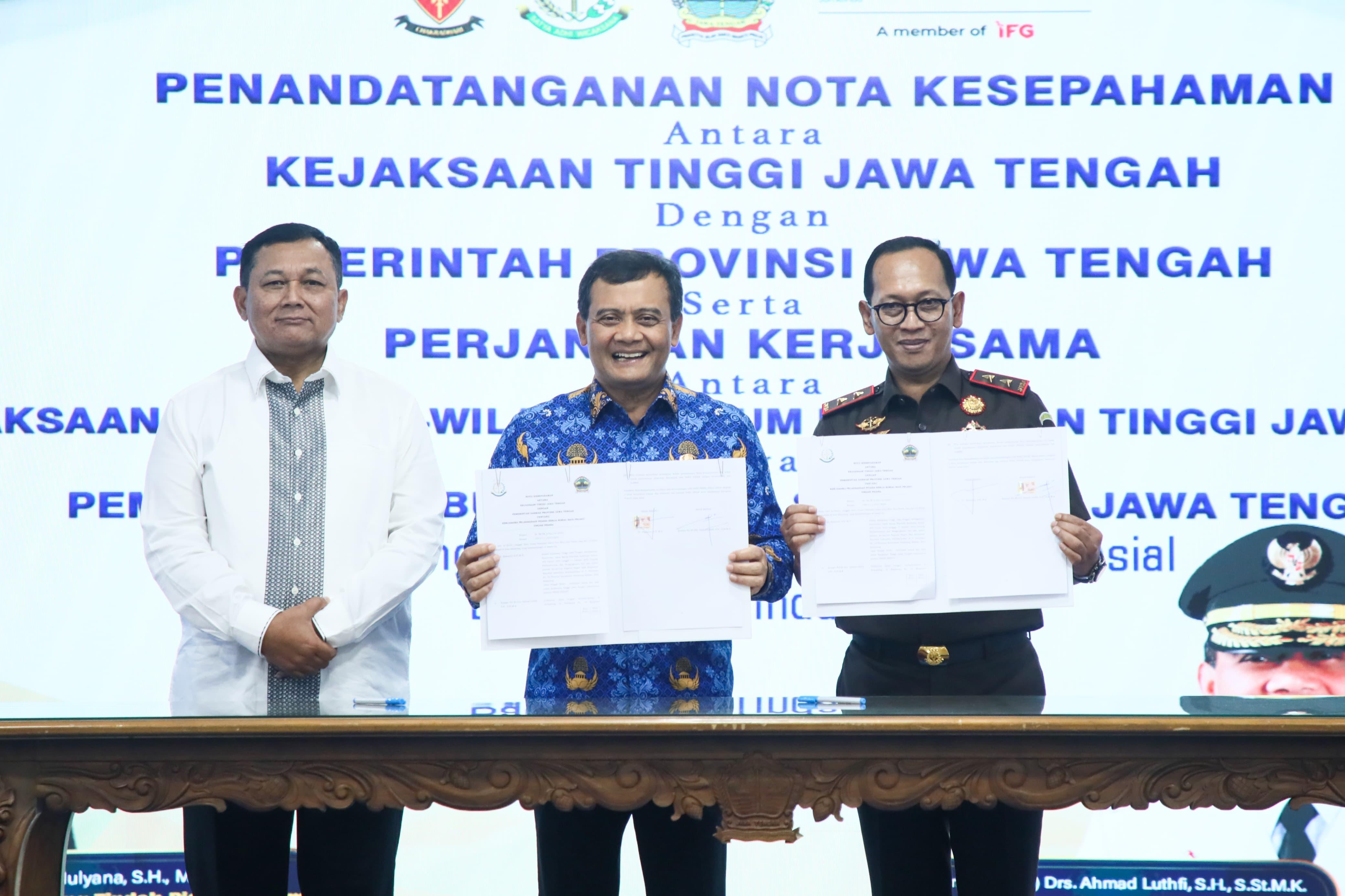 Gubernur Ahmad Luthfi menunjukkan dokumen usai MoU dengan  Kejati Jateng dalam pelaksanaan pidana kerja sosial sebagai implementasi UU Nomor 1 Tahun 2023 tentang KUHP.