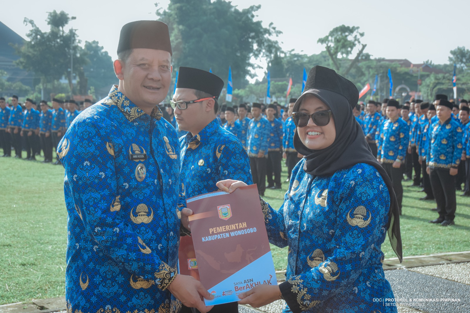Wabup Wonosobo Amir Husein menyerahkan SK pengangkatan PPPK paruh waktu bersamaan dengan HUT ke-54 Korpri, Senin (1/12/2025) di alun-alun setempat.