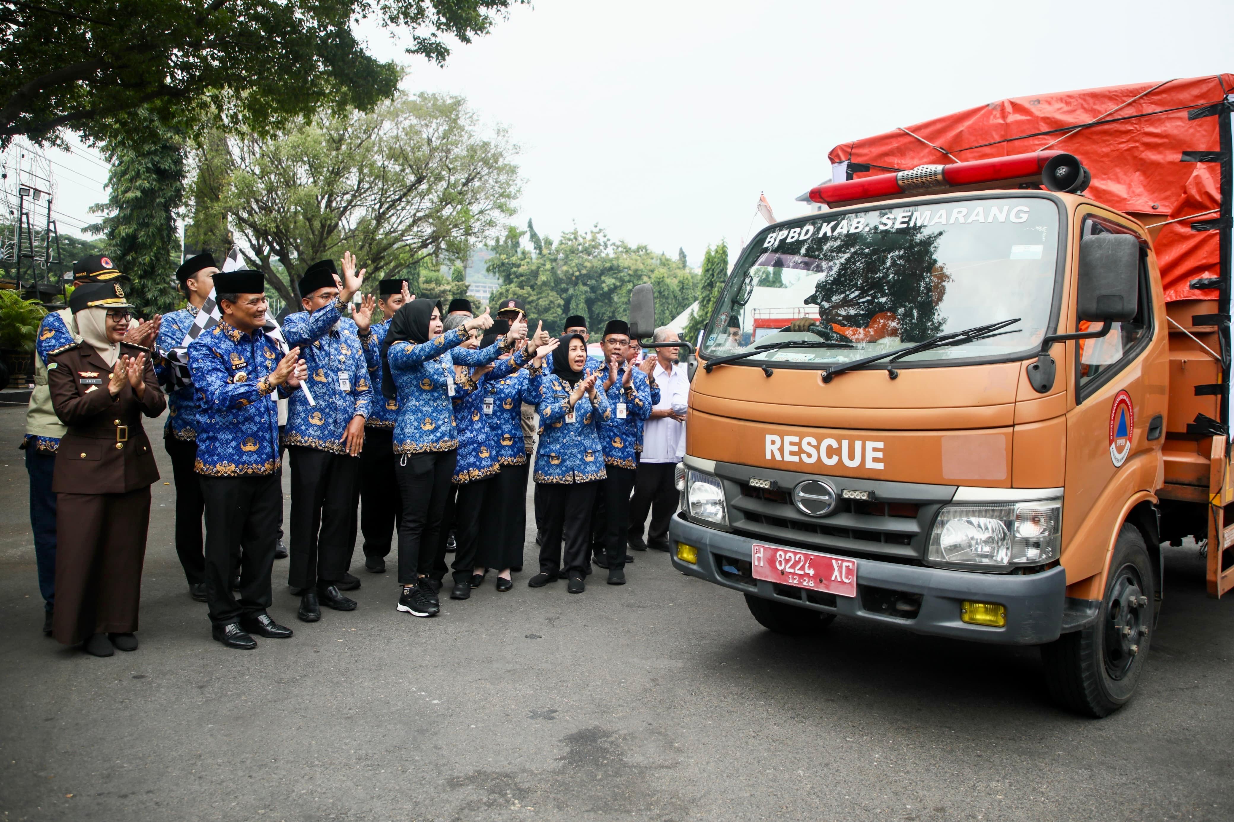 Gubernur Jawa Tengah Ahmad Luthfi bersama jajaran melepas bantuan bencana yang dikirimkan ke Sumatera, Senin (1/12/2025).