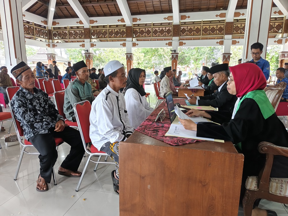 Salah satu pasangan asal Grabag menjalani isbat nikah di Pendopo Rumah Dinas Bupati Magelang, Senin (1/12/2025).  &nbsp;