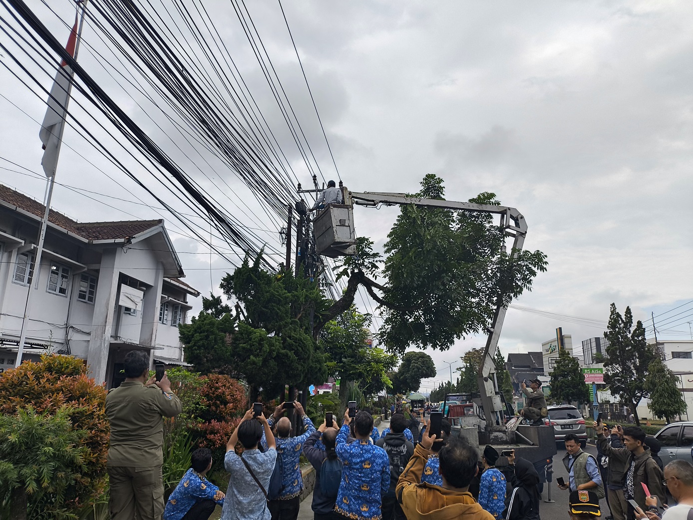 Penertiban kabel yang melintang tanpa izin di jalan Tumenggung Jogonegoro Wonosobo, Senin (1/12/2025).