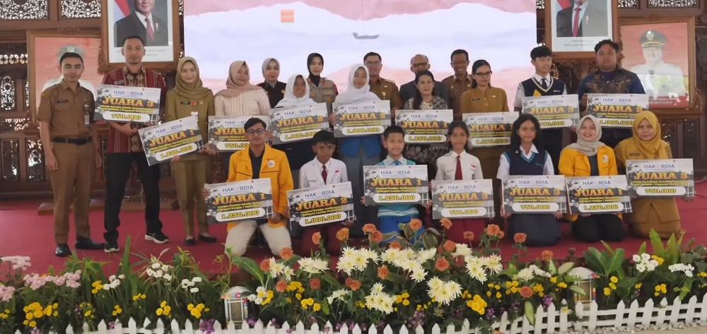 Wali Kota Magelang Damar Prasetyono berfoto bersama para pemenang lomba Festival Pelajar Antikorupsi dan Hakordia tahun 2025, Selasa (2/12/2025).