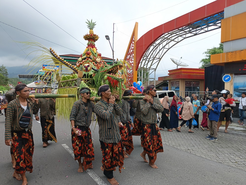Kirab 21 gunungan untuk memeriahkan Festival Gunungan dan Gelar Macapat dalam rangka Hari Guru Nasional di Ketep Pass Magelang, Selasa (2/12/2025).