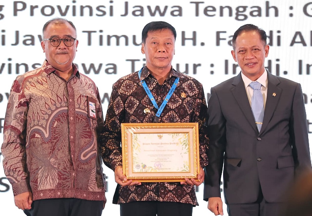 Wakil Bupati Magelang Sahid saat menerima penghargaan sebagai Pembina Proklim di daerah dari Menteri Lingkungan Hidup Hanif Faisol Nurofiq.