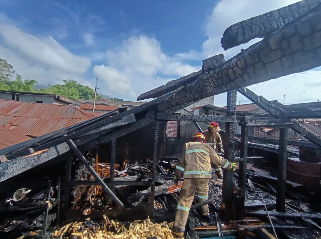 Rumah warga Dusun Sontonayan, Desa Kapencar, Kertek ludes terbakar Selasa (2/12/2025).