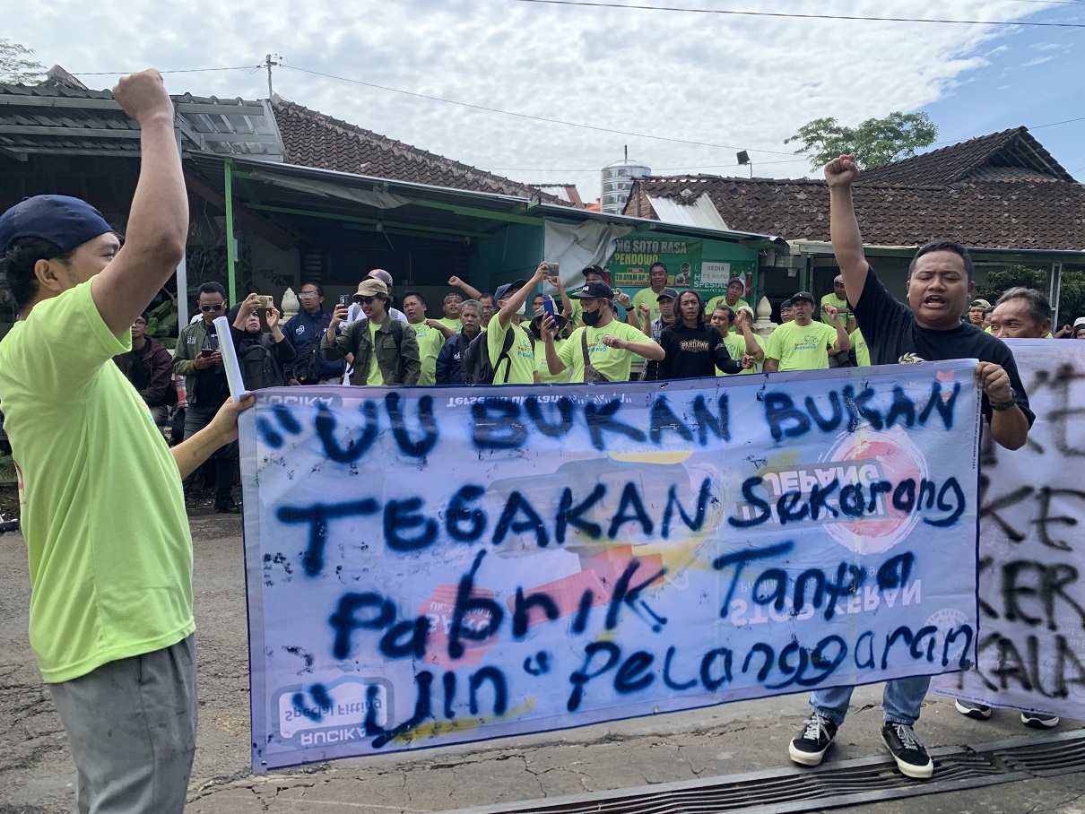 Warga Pendowo, Kranggan, Temanggung melakukan aksi demo damai menuntut pabrik MMP agar berhenti beroperasi, Selasa (2/12/2025).