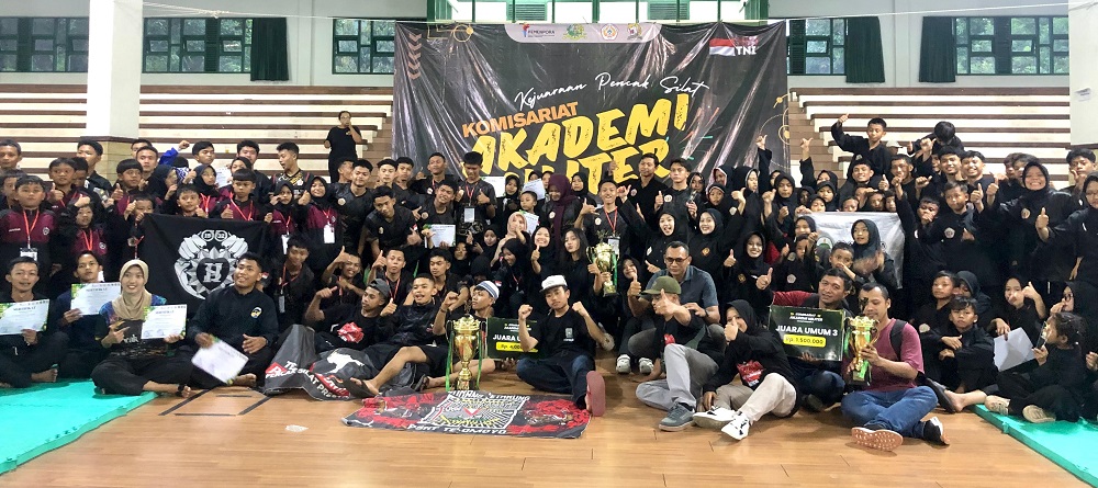 Para atlet TSPM SMP Mutual berfoto bersama setelah menerima apresiasi dalam ajang Akmil Championship 2025 sebagai juara umum.
