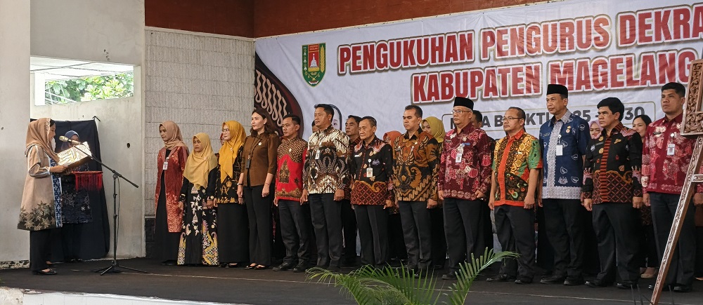 Ketua Dekranasda Kabupaten Magelang Dian Grengseng Pamuji mengukuhkan pengurus Dekranasda Kabupaten Magelang di GOR Gemilang, Rabu (3/12/2025). Selain kegiatan pengukuhan, juga dilaksanakan Mini Expo