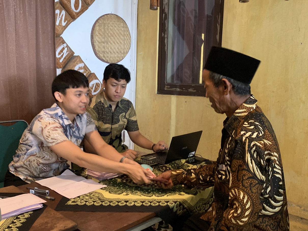 Penyaluran BLT DBHCHT di Kantor Kecamatan Tlogomulyo, Rabu (3/12/2025).