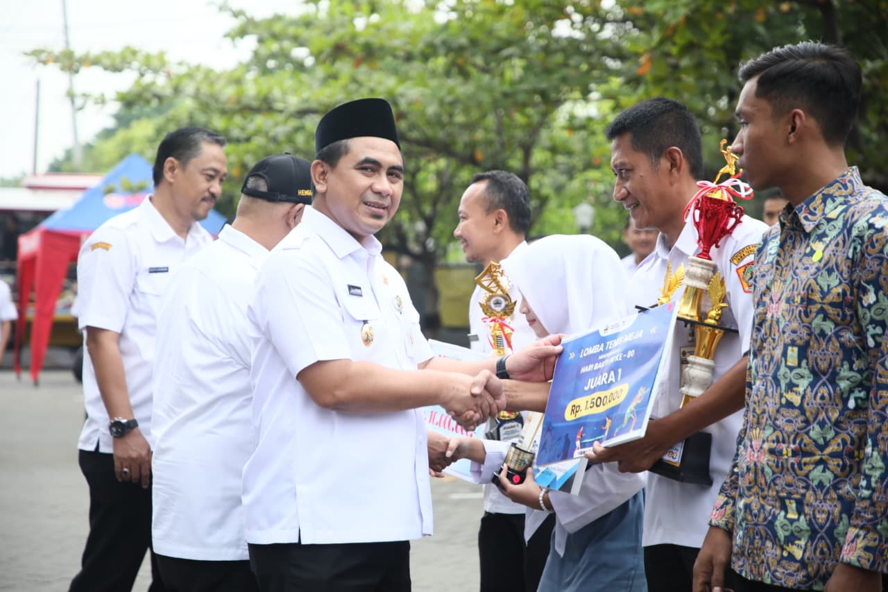 Wakil Gubernur Taj Yasin menyerahkan penghargaan di sela Hari Bakti ke-80  Kementerian Pekerjaan Umum di kantor PU BMCK Semarang, Rabu (3/12/2025).