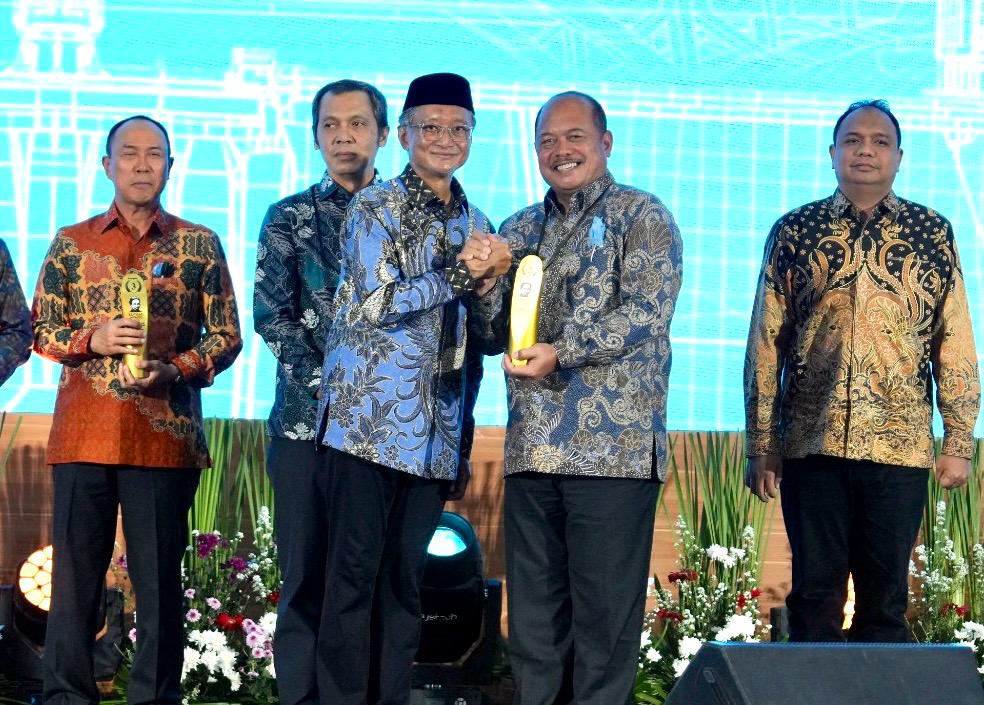Asisten Ekonomi Pembangunan Sekda Provinsi Sujarwanto Dwiatmoko mewakili Gubernur Ahmad Luthfi menerima penghargaan Sutami Award 2025 di Jakarta, Senin (1/12/2025) malam.