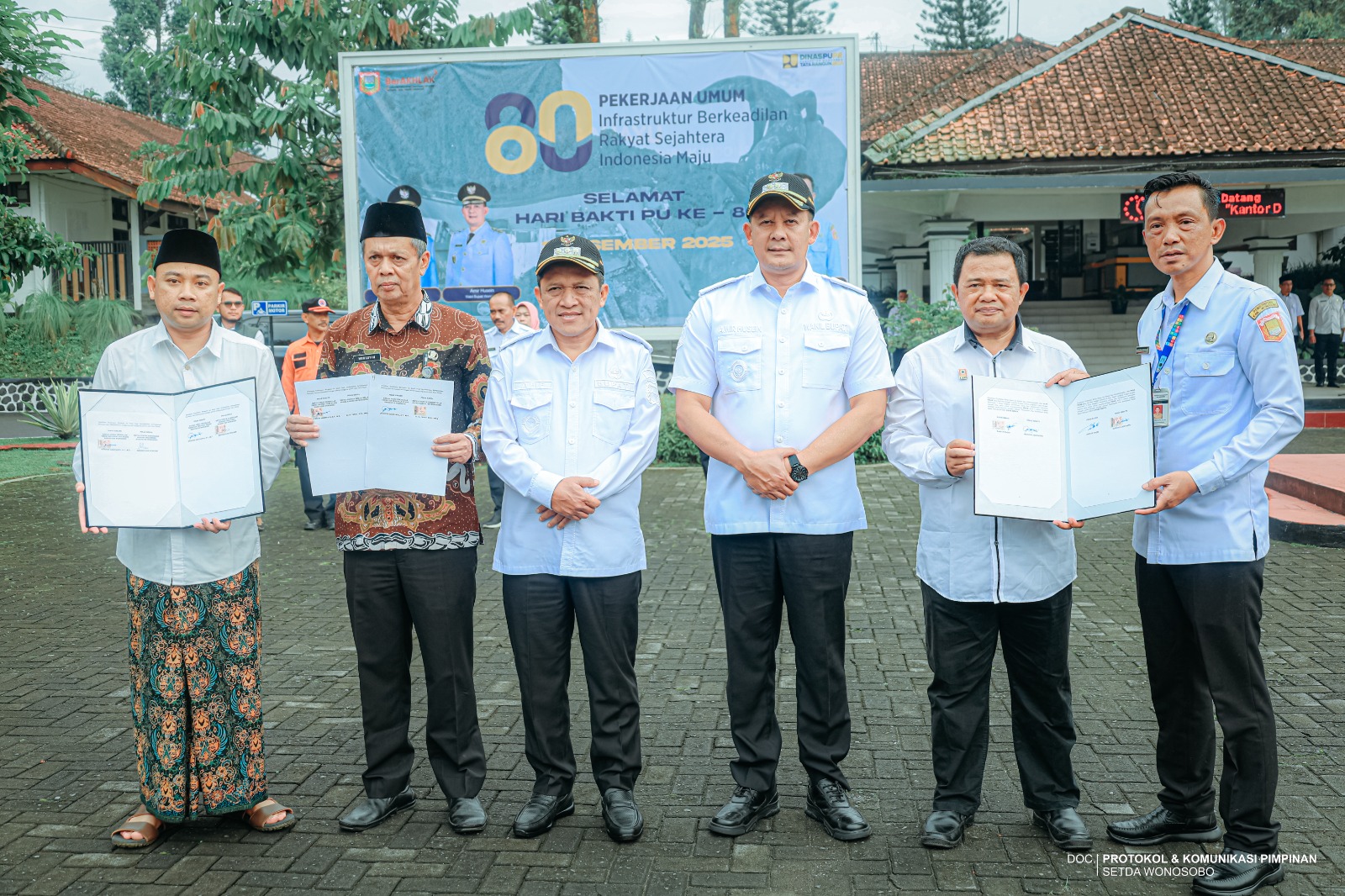 Bupati Wonosobo Afif Nurhidayat, Wabup Amir Husein, Kepala DPUPR Nurudin Ardiyanto dalam peringatan Hari Bakti PUPR ke-80, Rabu (3/12) di kantor setempat.