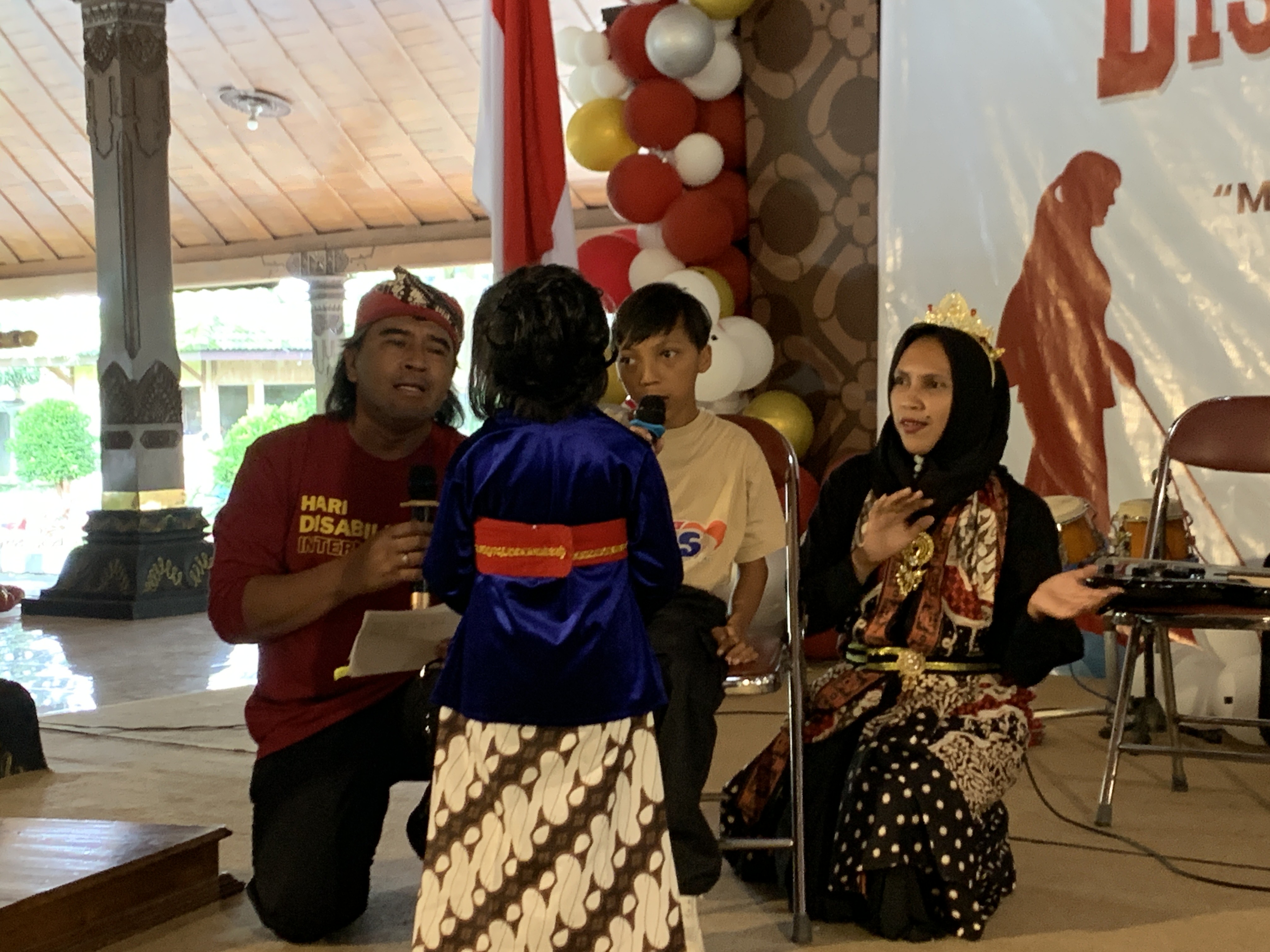 Bupati Agus Setyawan bernyanyi bersama anak-anak difabel di momen Peringatan Hari Disabilitas Internasional di Pendopo Pengayoman, Rabu (3/11/2025).
