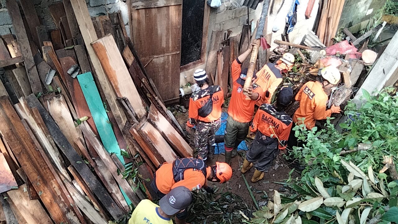 Tim gabungan mengadakan kerja bakti menangani rumah yang rusak tertimpa pohon tumbang di Kaliwiro, Selasa (2/12/2025) sore.