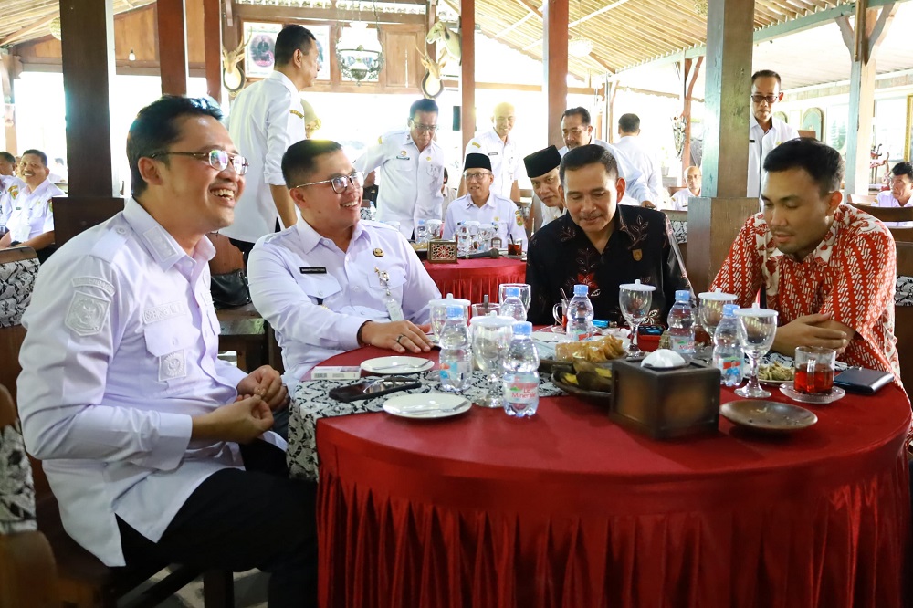 Bupati Magelang Grengseng Pamuji dan Wali Kota Magelang Damar Prasetyono duduk bareng satu meja dalam FGD Penguatan Sinergitas Kerja Sama antar Pemerintah Kota dengan Pemerintah Kabupaten Magelang.