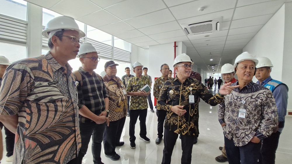 Wali Kota Magelang Damar Prasetyono melihat ruangan starndar KRIS JKN di Bangsal Edelweiss RSUD Tidar, Kamis (4/12/2025).