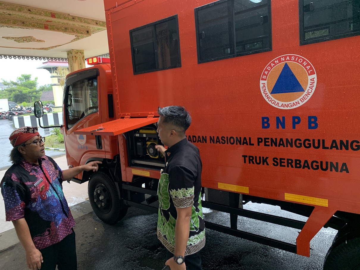 Bupati Temanggung Agus Setyawan bersama Kalak BPBD Totok Nursetyanto mengecek mobil serbaguna di depan kantor bupati, Kamis (4/12/2025).